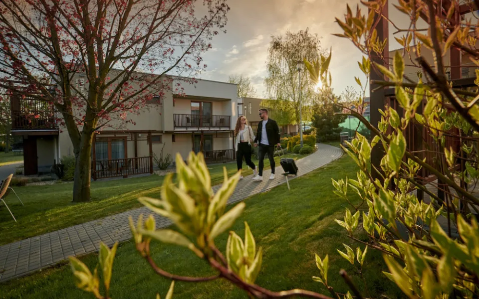 Aqualand Inn: Užijte si komfort v srdci malebné Pálavy Pěkně rozmazlovat vás tady budou už od rána, kdy vás z postele vytáhne vůně lahodné snídaně. Ta se každé ráno podává v hotelovém Lobby baru. A věřte, že nebudete vědět, co ochutnat jako první. Po vyda