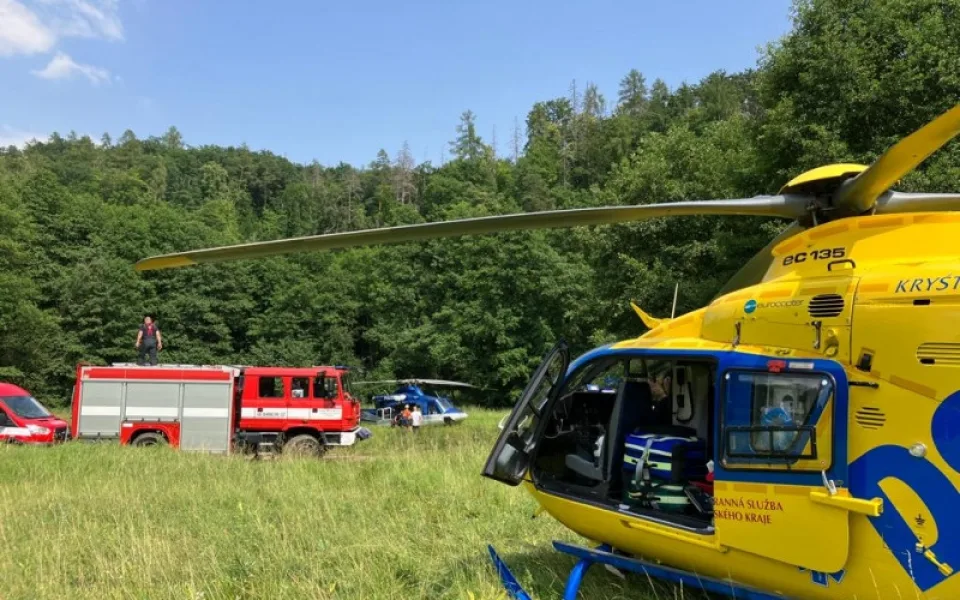 Na muže na Brněnsku spadl strom. Záchranáři k němu jeli traktorem