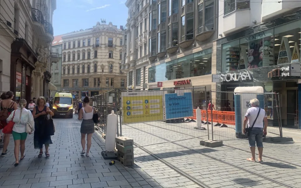 Brňany trápí rozkopaná pěší zóna. Dělníci vyměňují koleje a dlažbu, kterou zničila auta