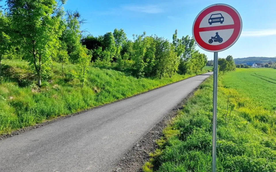 Vyškov štve, že mu po opravené cyklostezce jezdí auta. Koupíme zábranu, hlásí město