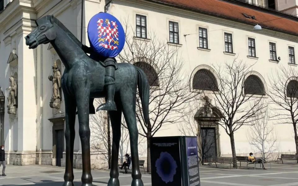 Socha brněnského Jošta se převlékla. Štít zdobí moravské orlice na počest věrozvěstů