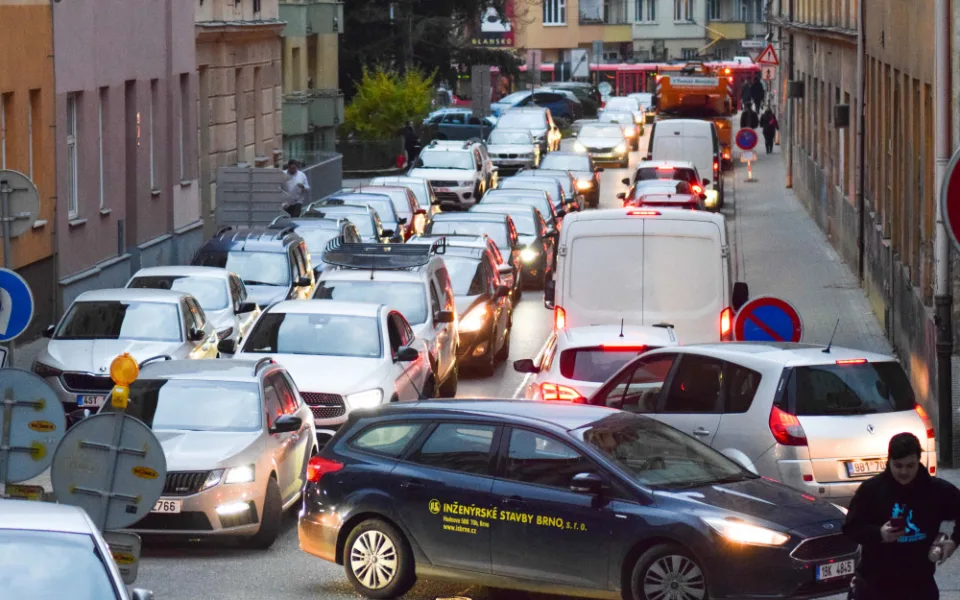 V Brně se počet registrovaných aut přehoupl přes dvě stě tisíc. Přibývá ale i cyklistů