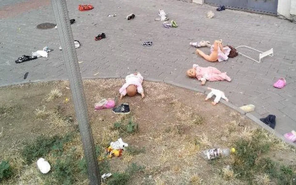 Brněnský příběh hraček. Na chodník pršely boty i panenky