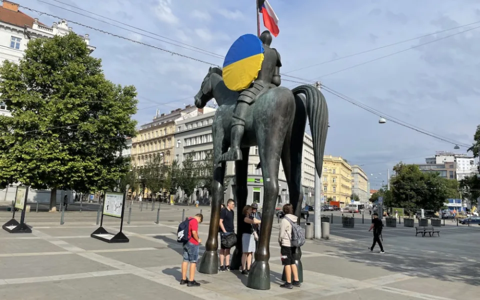 Brno vrátilo na sochu markraběte Jošta ukrajinskou vlajku. Kritici zuří