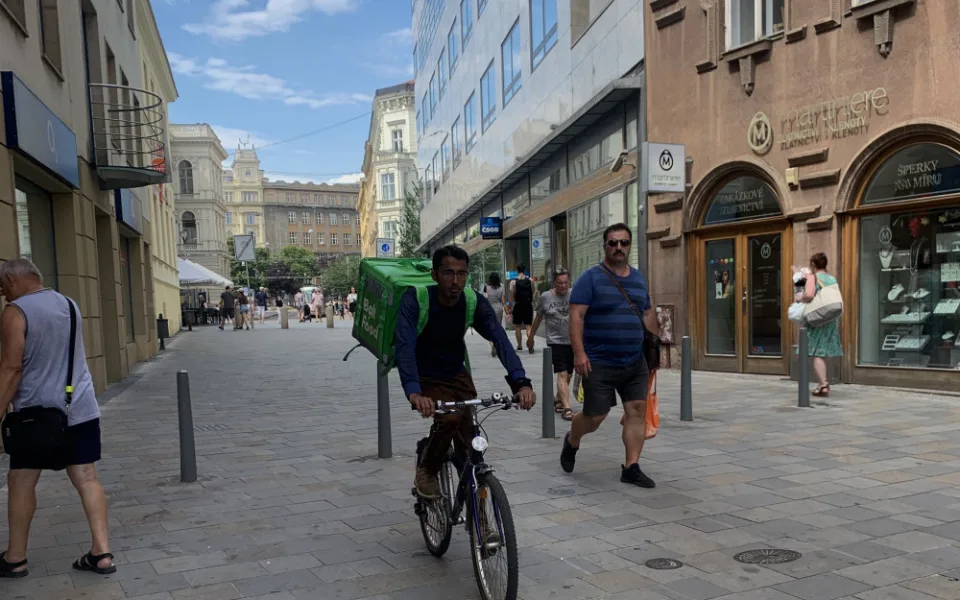 Brno nechce cyklisty v České ulici. Kolaři trasou i přes zákaz stále jezdí