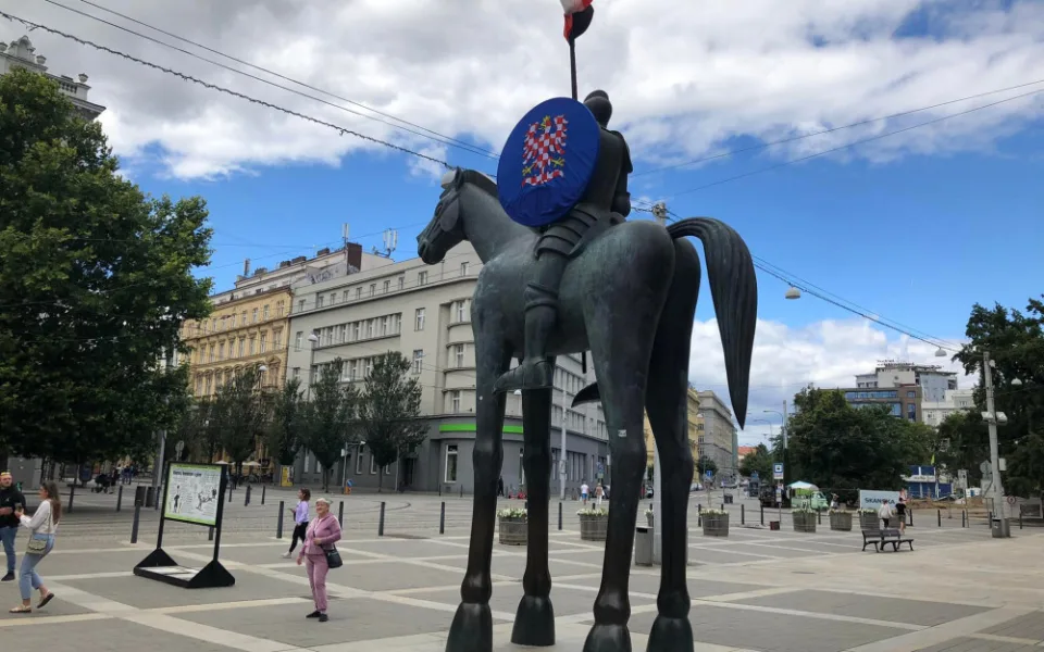 Dav aktivistů v Brně zaútočil na sochu Jošta. Strhl z něj ukrajinskou vlajku