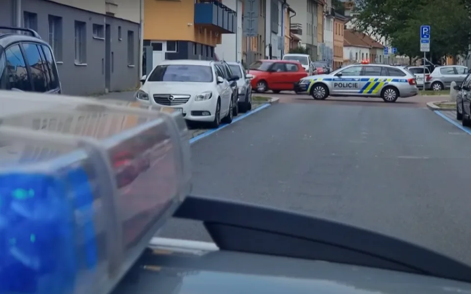 Cizinec v Brně vyhazoval věci z balkonu. Trefil auto, lahví minul chodkyni