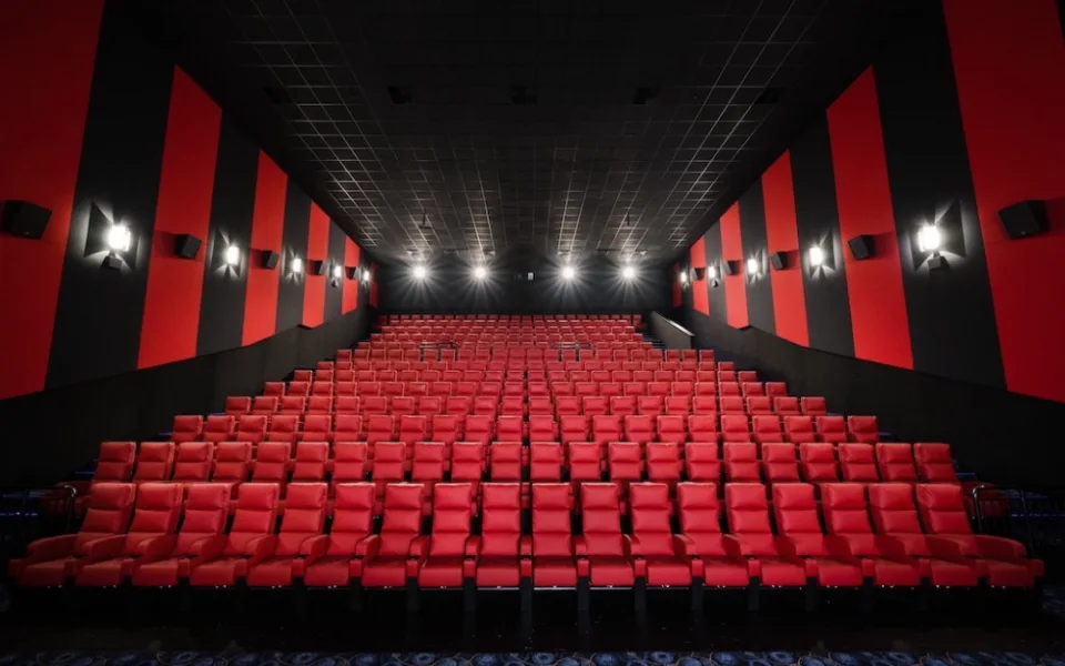 Milovníky filmu čeká v Brně nový zážitek. Ucítí vítr ve vlasech i spálené gumy