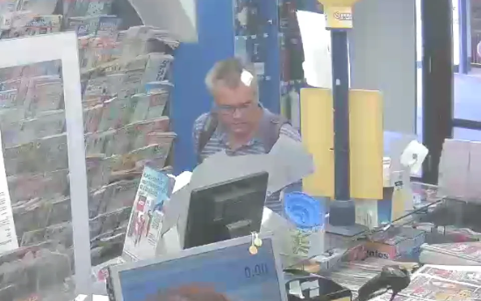 V Brně hledají muže s náplastí na hlavě. Za cizí peníze si koupil brambory i rohlíky