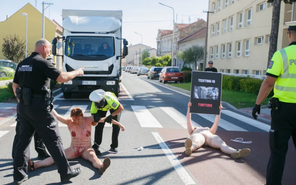 Aktivistky na jižní Moravě se kvůli zvířatům svlékly a polily umělou krví