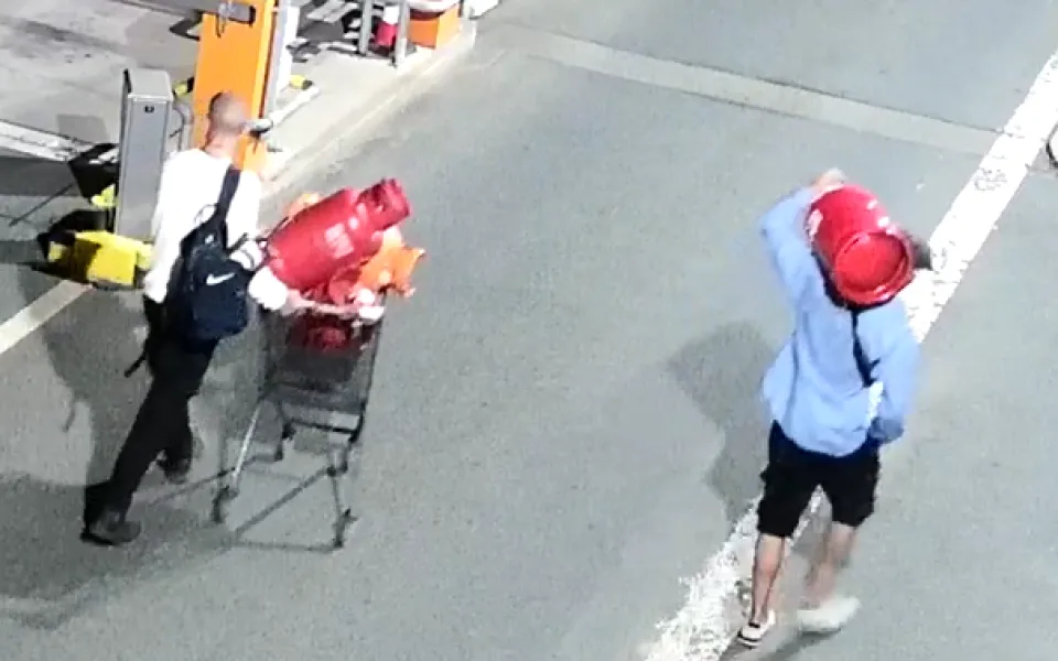 Muži si odvezli tlakové lahve