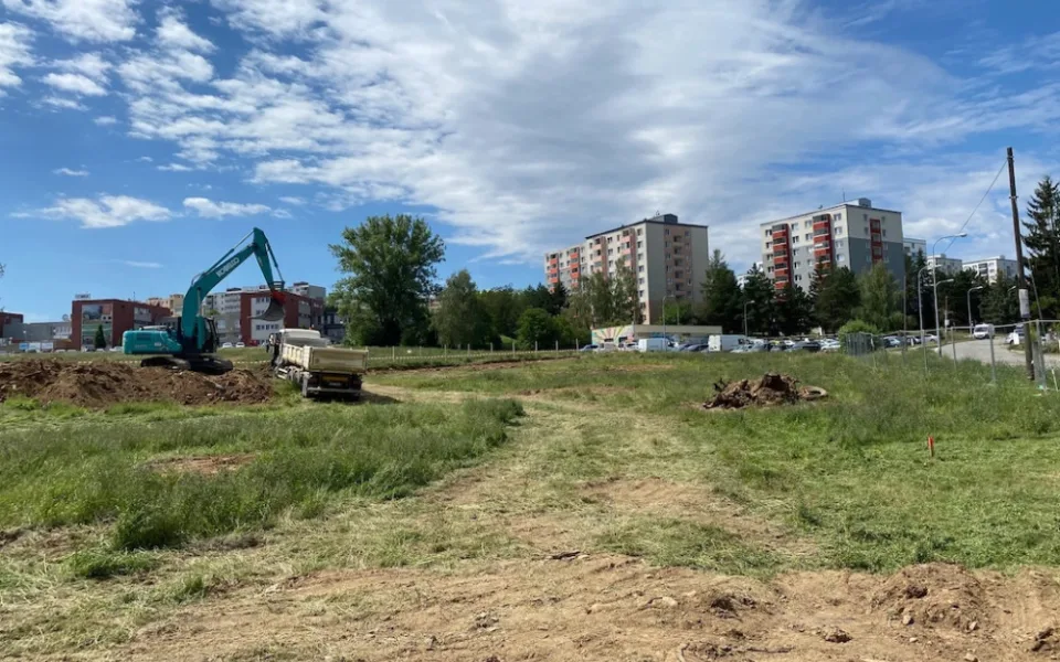 Bystrčtí rodiče se radují. V ulici Nad Dědinou roste nová školka