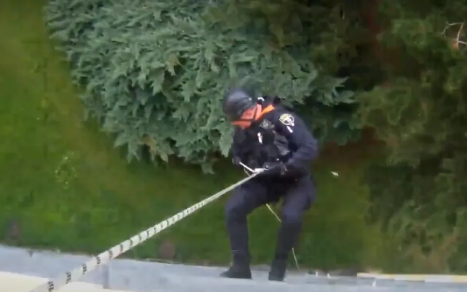 Policisté v Brně se slanili k důchodkyni, která se nemohla hýbat