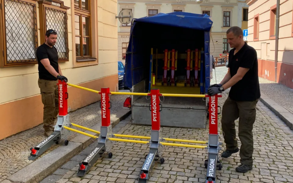 Znojmo koupilo mobilní bariéry, které chrání lidi před útočníkem v autě