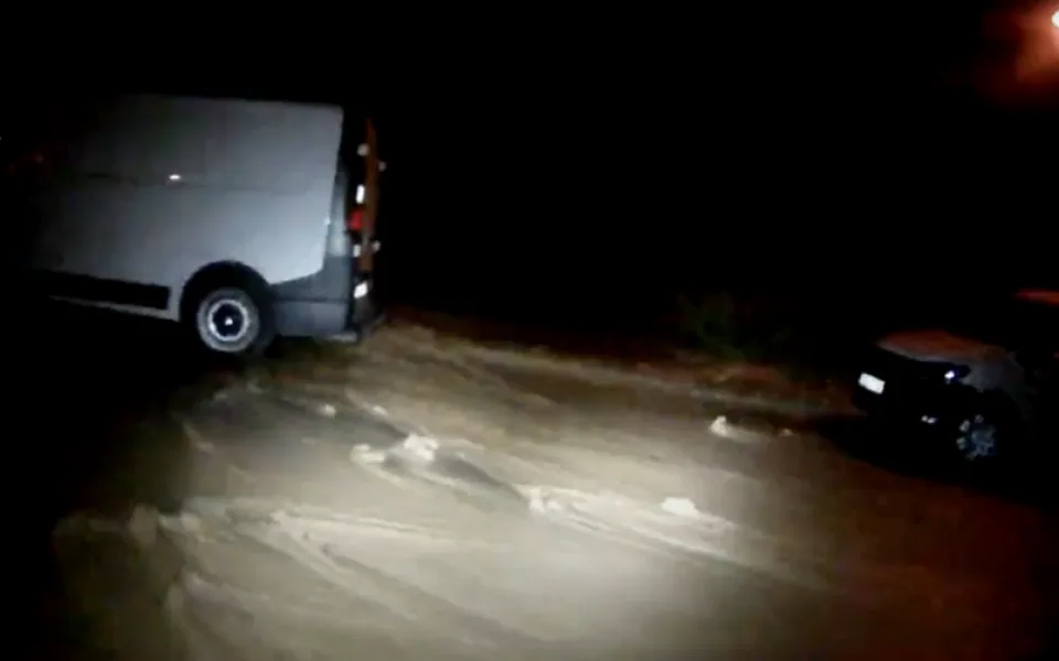 Brnem se v noci valila voda. Potrubí prasklo u základní školy