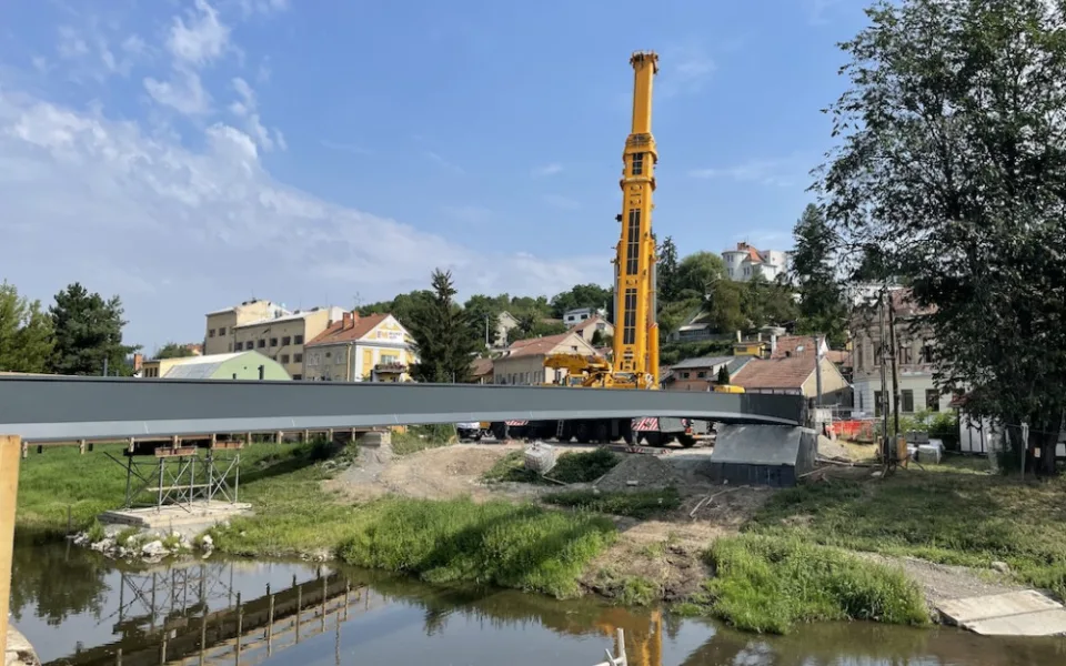 Řeku Svitavu překlene v Bílovcích nová železná lávka