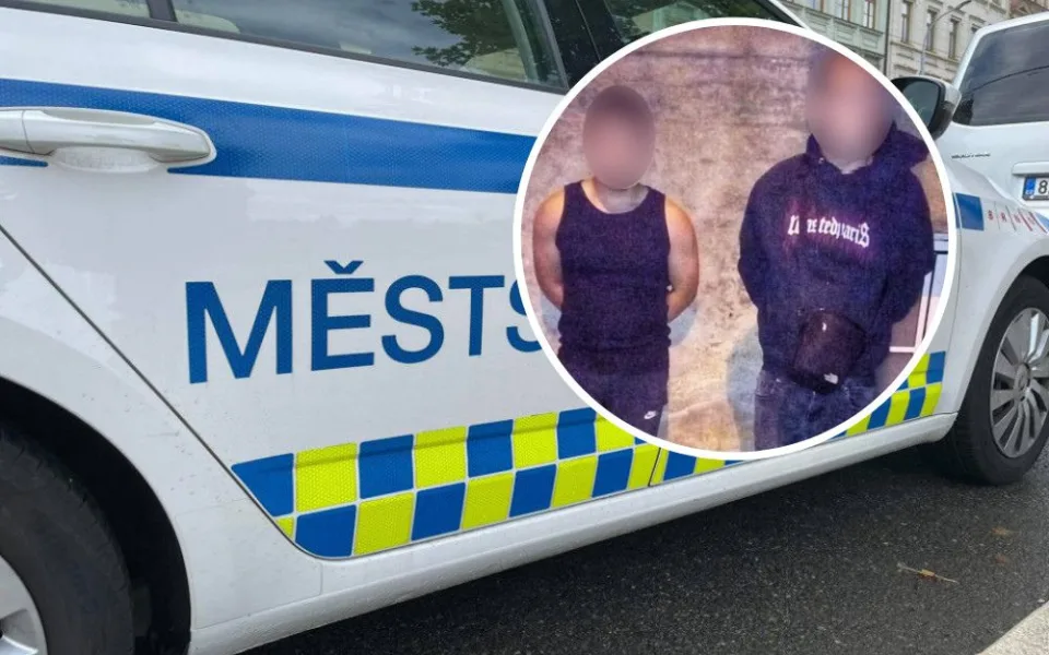 Strážníci ve Znojmě učili ženy nafouknout pneumatiky, které jim vypustili