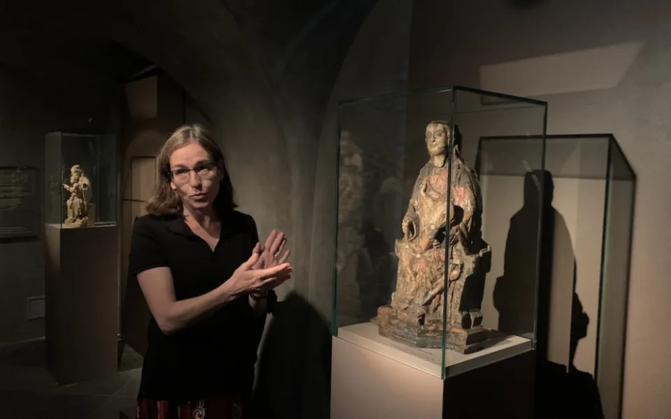 Diecézní konzervátorka Lucie Kolářová představuje Madonu z Klobouk.