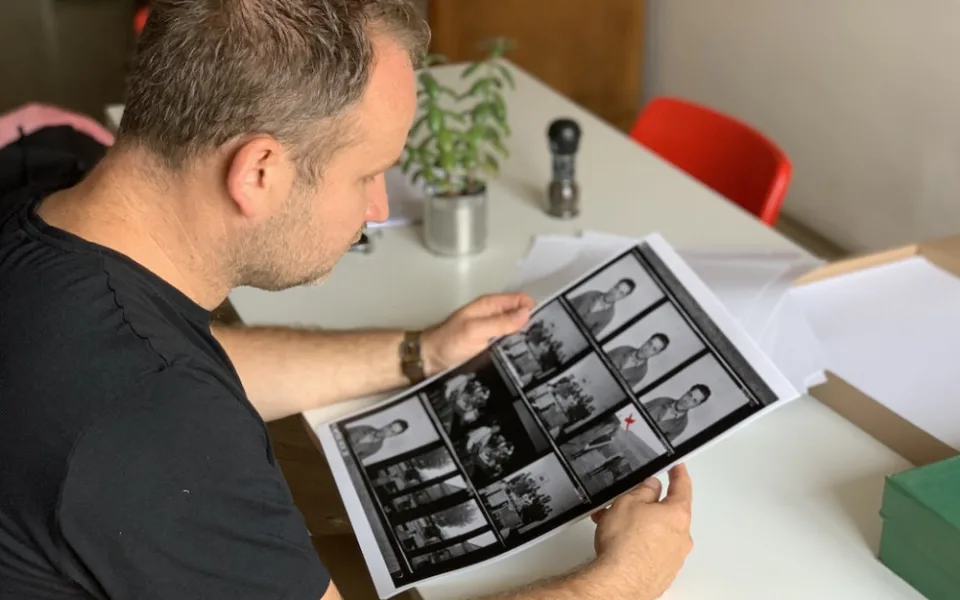 Fotograf z Brna našel u popelnic rozsáhlý fotoarchiv Zbrojovky. Snímky čeká po letech záchrana