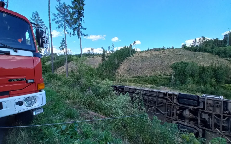 Na jižní Moravě se převrátil autobus, tři lidé se zranili