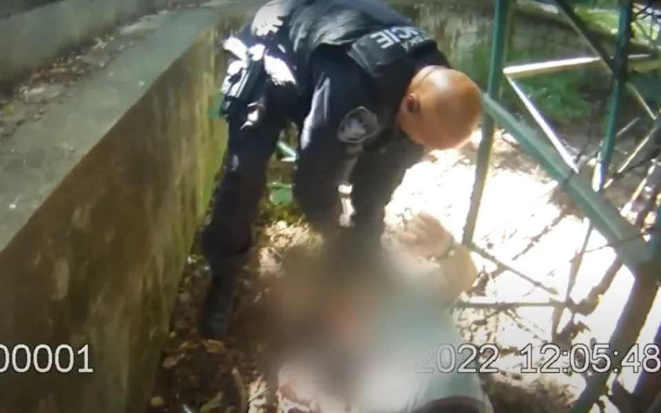 Opilý důchodce v Brně se zamotal do ostnatého drátu. Vystříhali ho strážníci