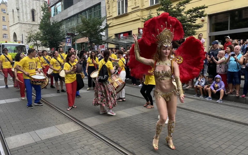 Brno roztančil brazilský karnevalový průvod