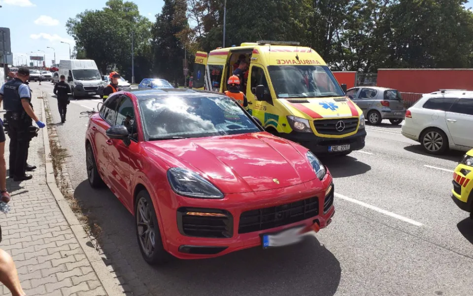 V Brně srazil řidič Porsche důchodce na kole. Je vážném stavu