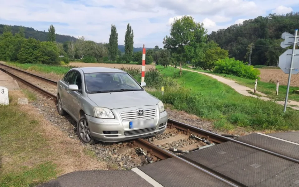 Muž bez řidičáku na Brněnsku zaparkoval uprostřed kolejiště
