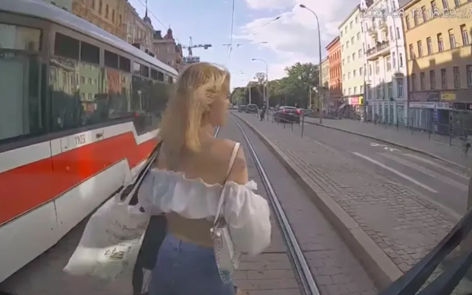 Brněnský šalinář dupl na brzdu a nepřejel ženu, která se nerozhlédla