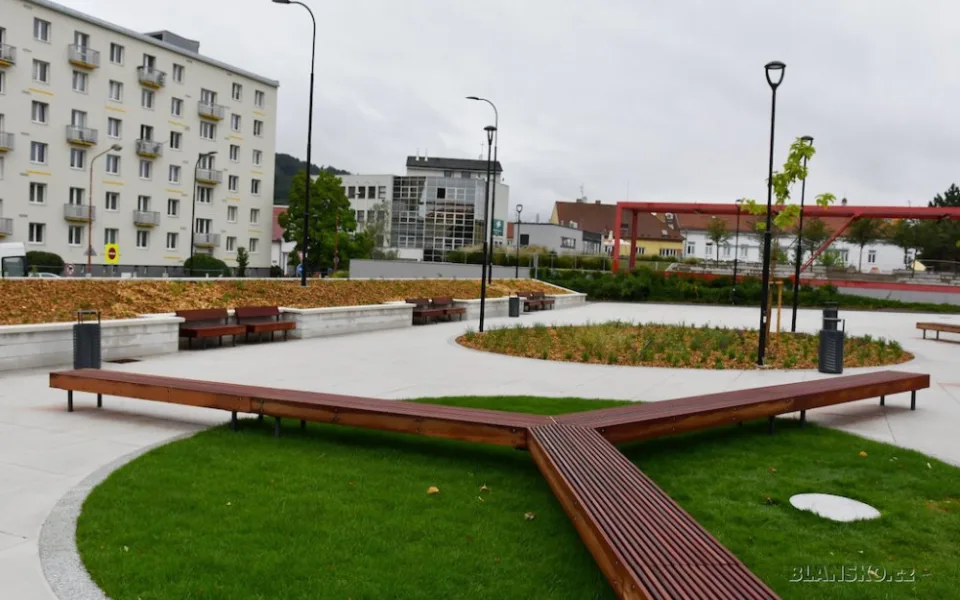 Blansko má opravené náměstí, parkoviště odsunulo za zeď