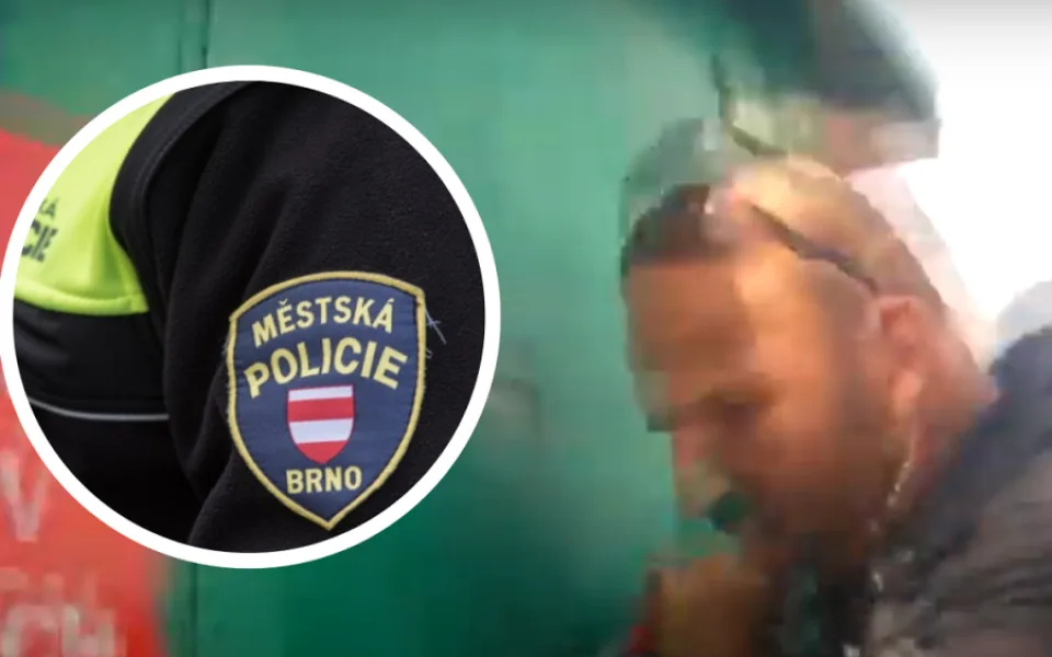 Brno pobavil muž, který se zasekl v kontejneru. Vylovili ho experti