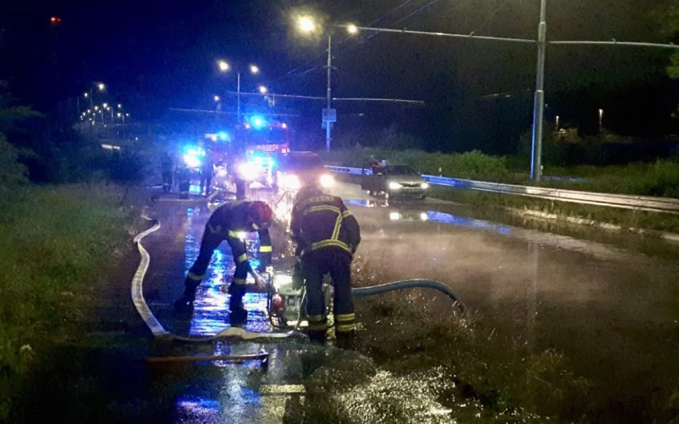 Bouřky na jihu Moravy komplikovaly dopravu. V centru Brna plavala auta. Foto: HZS JMK