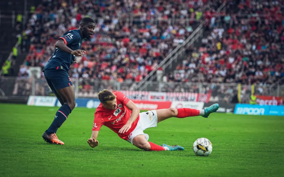 Fotbalová Zbrojovka schytala před vyprodaným stadionem debakl. Slavii podlehla 0:4