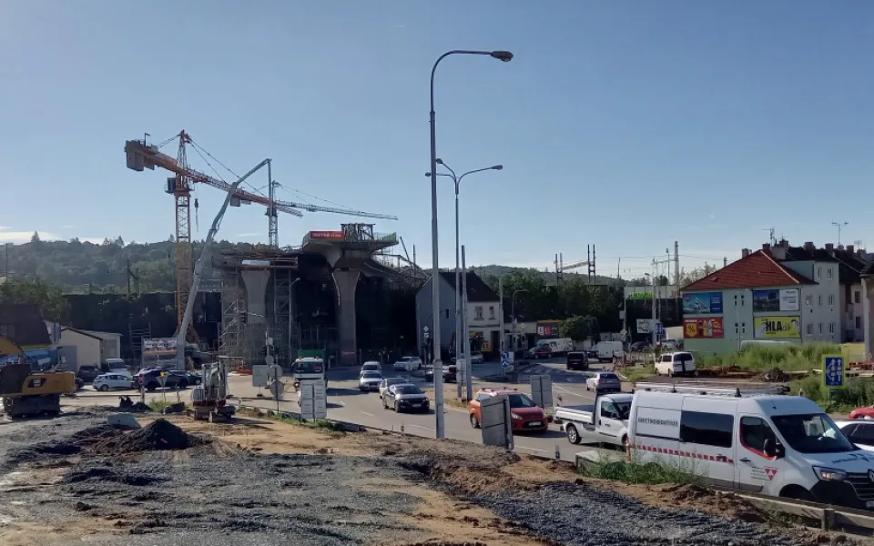 Brnu roste před městský okruh. Dělníci mostní estakádou překlenuli maloměřické nádraží