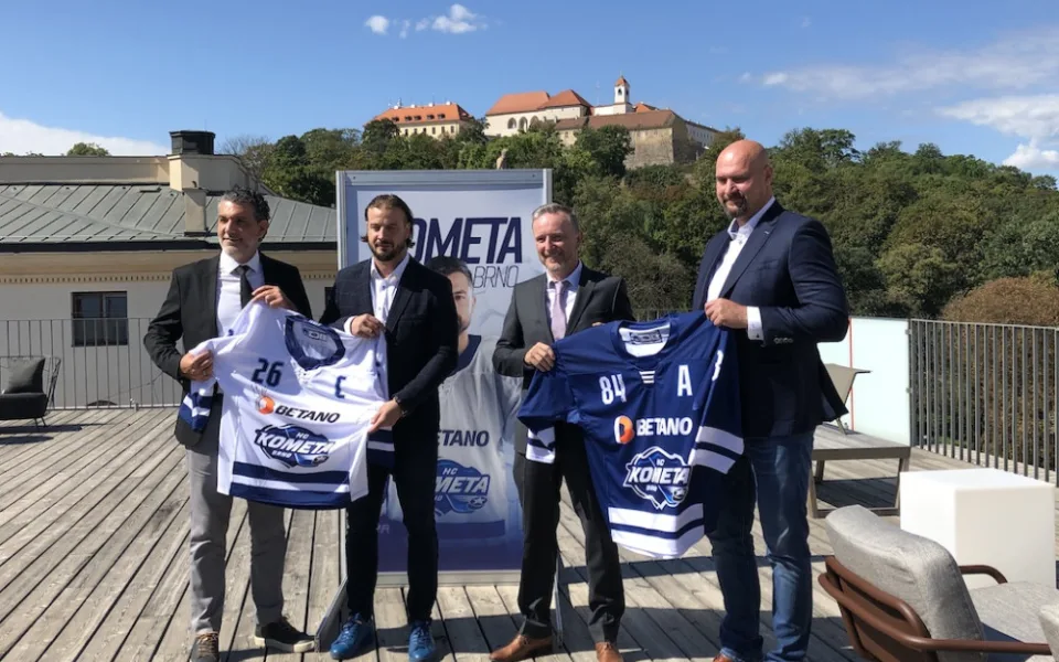 Zleva: Evangelos Dedoulis, kapitán Komety Martin Zaťovič,  Roman Maco z Betamo a Libor Zábranský