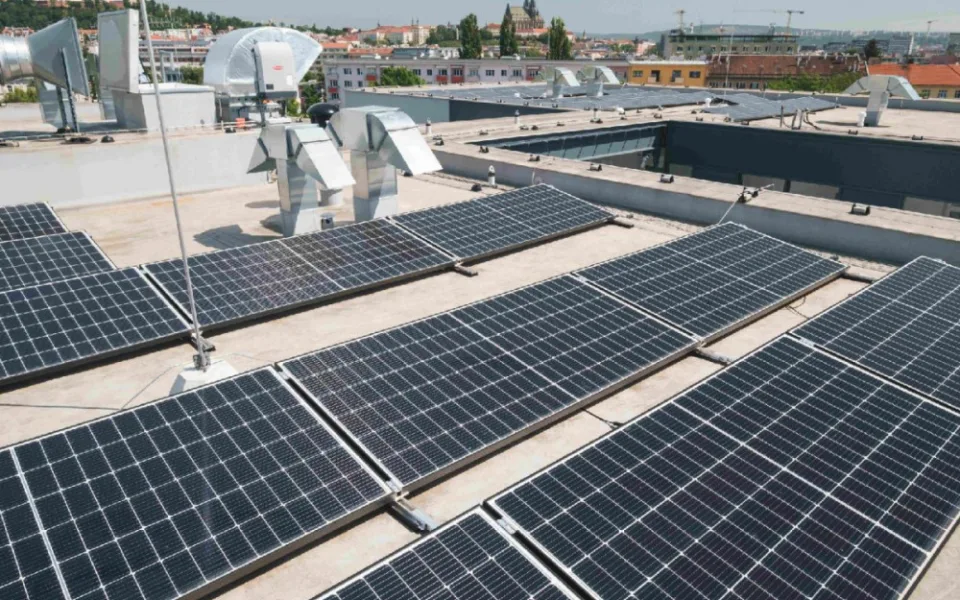 V Brně si pořídí tisíc solárních panelů na střechy. S instalací se začne na podzim