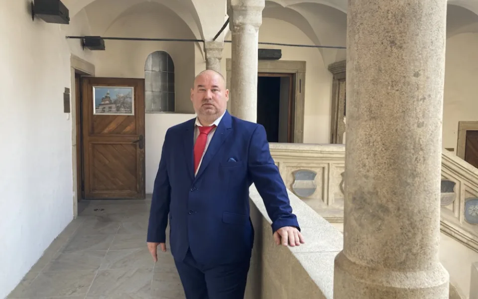 Čerstvý kandidát na prezidenta chce nakrmit republiku