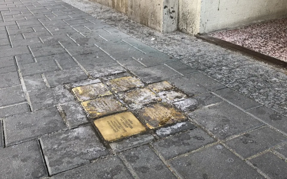V Brně někdo zničil novou připomínku židovských obyvatel
