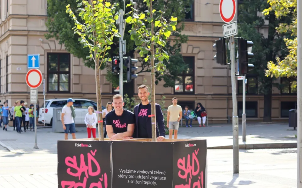 Centrum zaplavily stromy hnutí Fakt Brno. Po volbách je zasadí v Technologickém parku