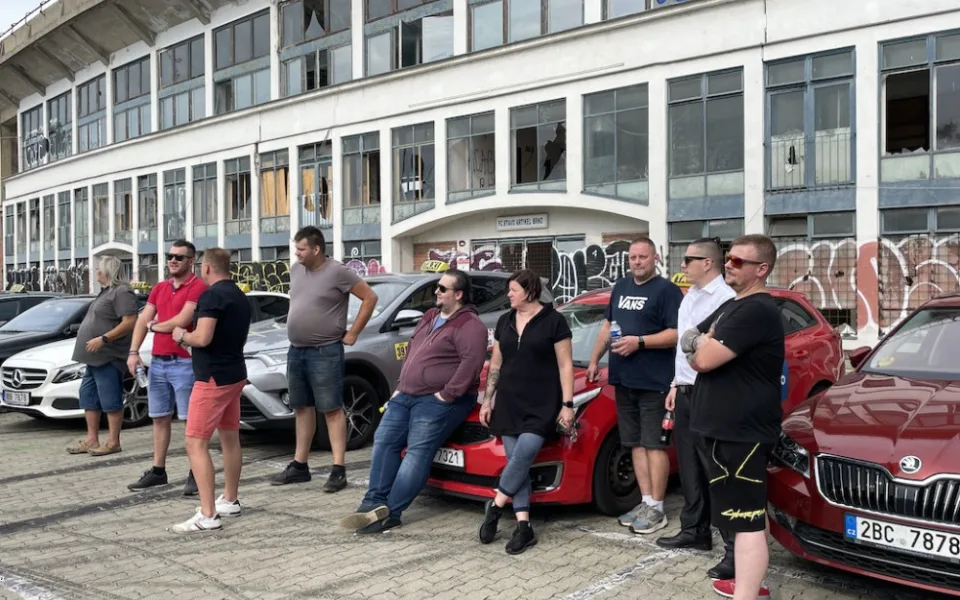 V Brně si dali sraz rozlobení taxikáři. Protestní jízdou upozornili, že jim vadí řidiči Uberu