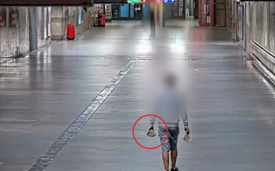 Cizinec s dlažební kostkou
