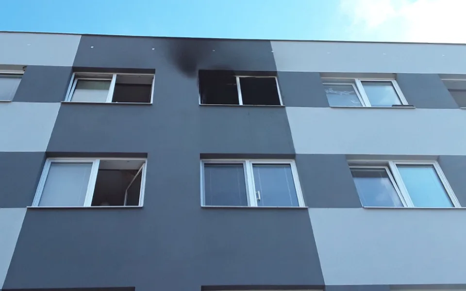 Při požáru na ubytovně zasahovali hasiči.