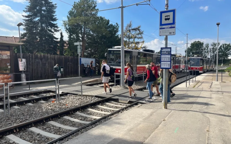 Brněnský šalinář smetl lidi na zastávce. Nebrzdil, připouští dopravce