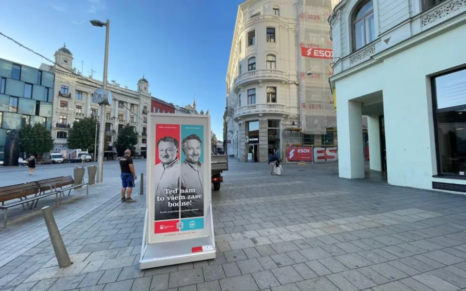 Podané ruce zahajují kampaň na očkování posilovací dávkou. Očkování u nich podporují i Konvalinka se Smejkalem