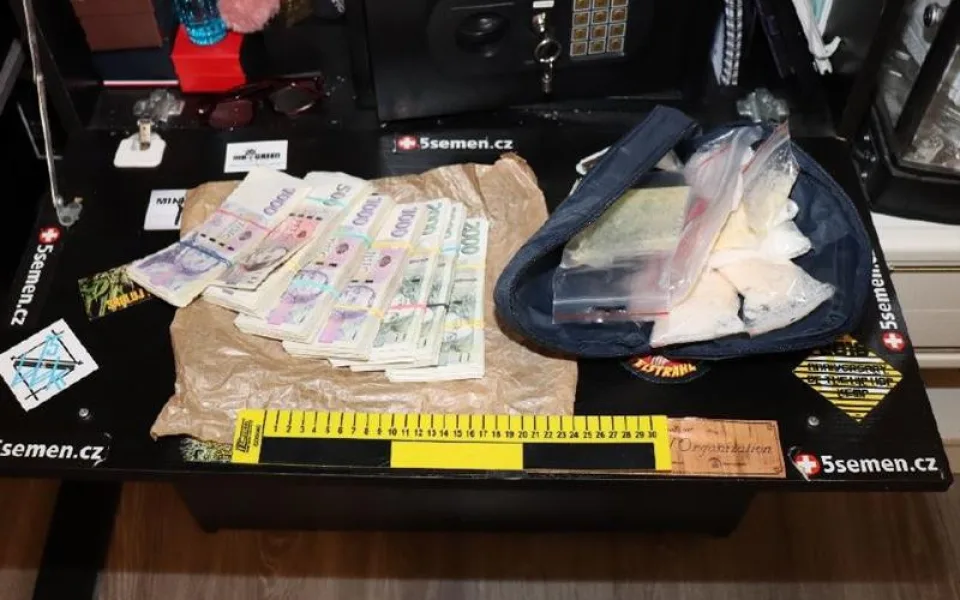 Razie na Brněnsku. Celníci naběhli na dealera, který z drog živil rodinu