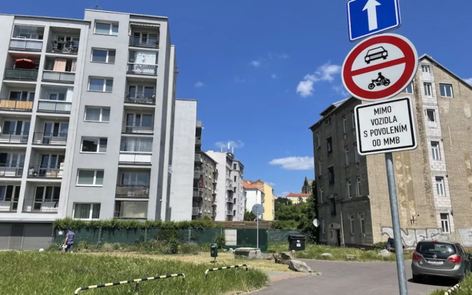 S parkováním zadarmo je konec. Řidiči za stání ve vnitroblocích zaplatí