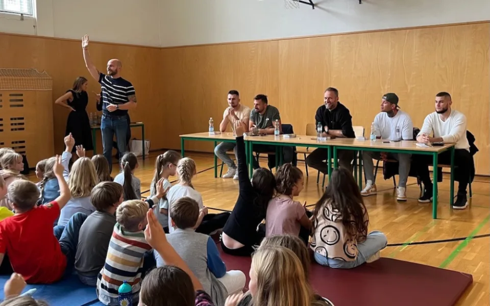 Profi zápasníci z klecí rozdávají brněnským školákům rady proti šikaně
