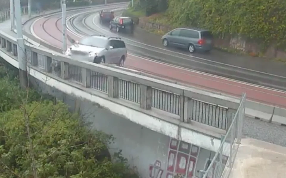 Muž v Brně najel na mokré koleje. Před pádem do stráně ho zachránilo zábradlí