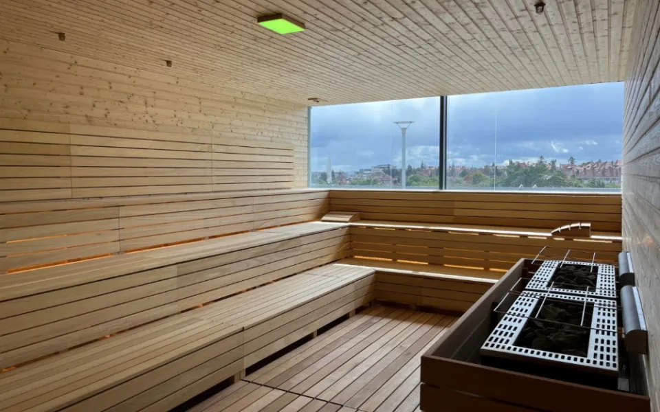 Vnitřní sauna s výhledem na Brno
