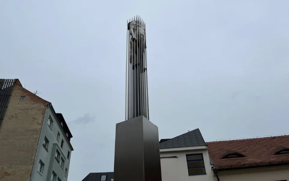 Brno obdivuje novou propíchanou sochu ženy